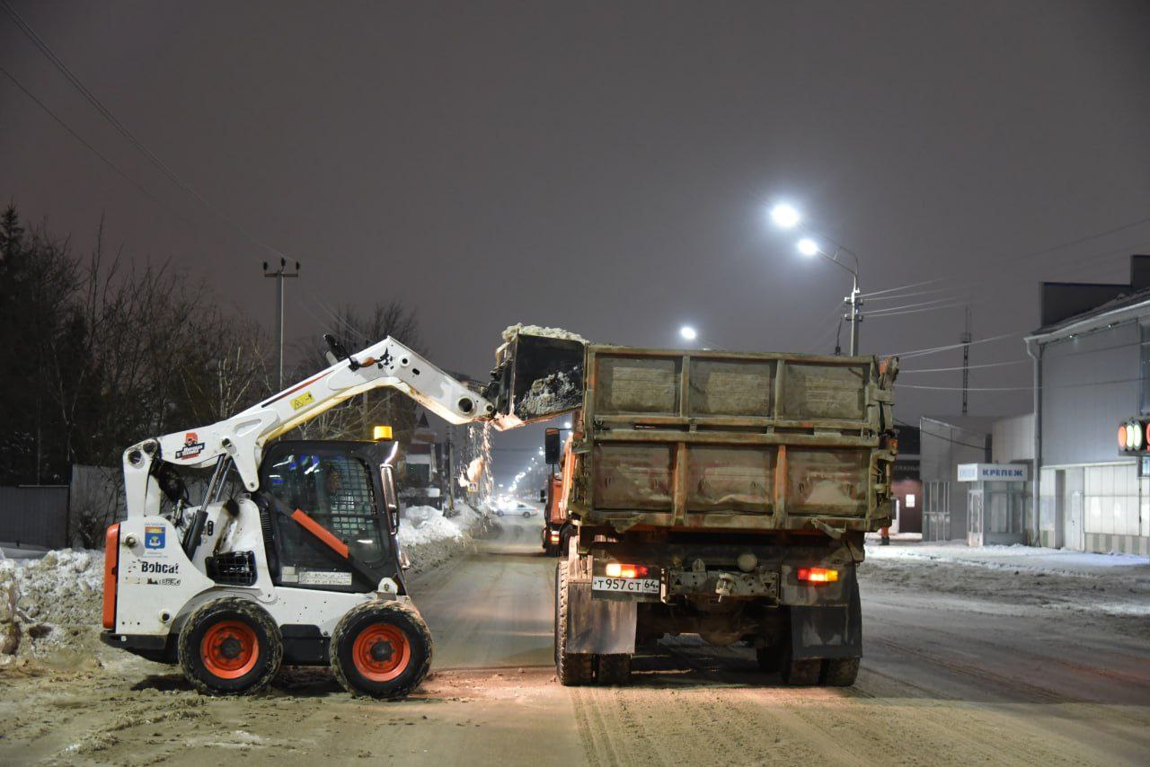 Техника «Комбината благоустройства» приступила к комплексной уборке от снега улицы Комарова Техника «Комбината благоустройства» приступила к комплексной уборке от снега улицы Комарова