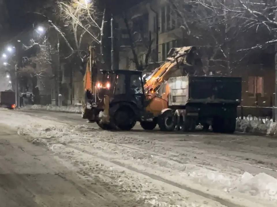 В течение ночи городские коммунальные службы вели уборку снега и наледи на улично-дорожной сети В течение ночи городские коммунальные службы вели уборку снега и наледи на улично-дорожной сети