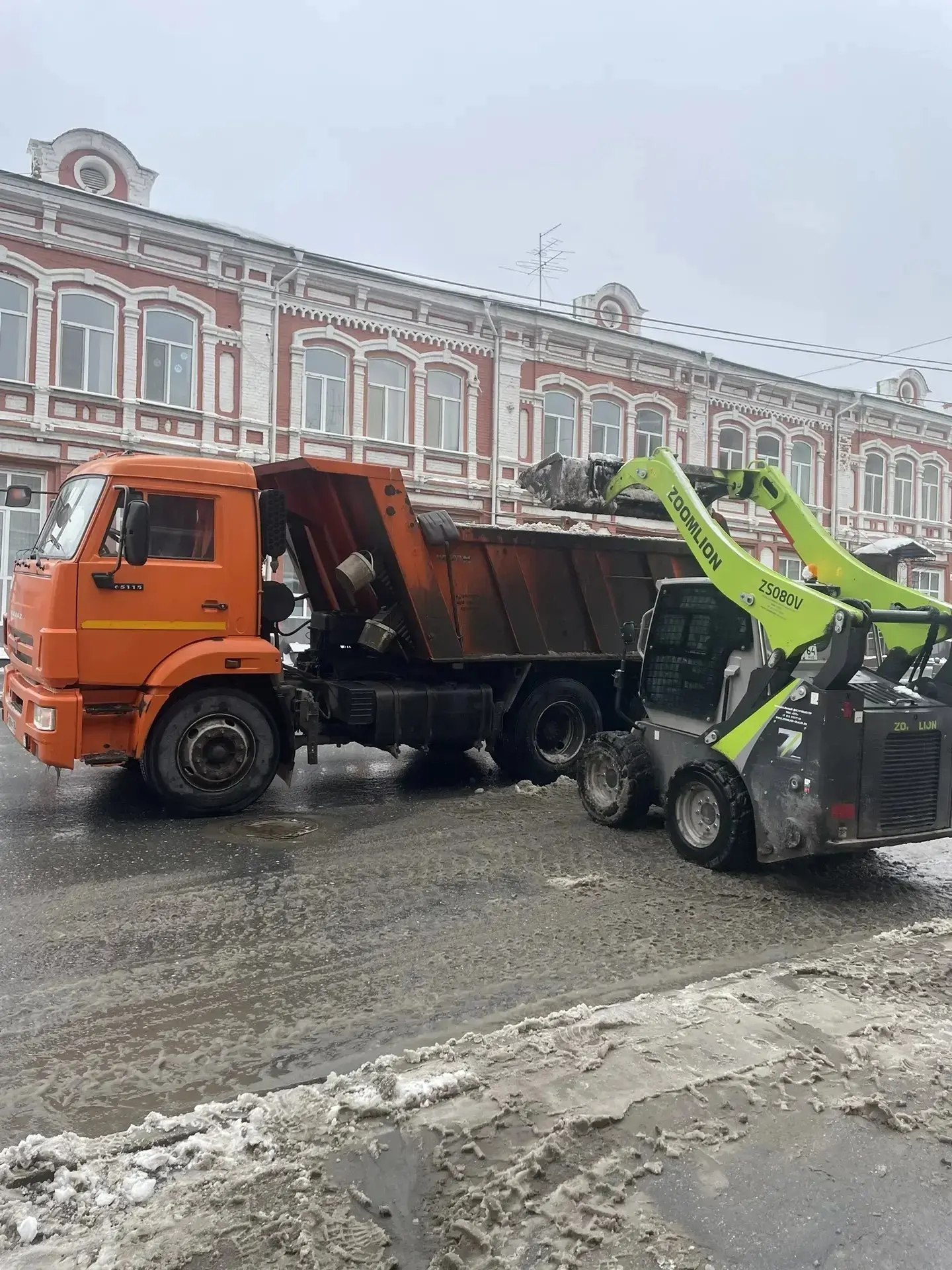 Провел оперативное совещание с главами районов и руководителями коммунальных предприятий Провел оперативное совещание с главами районов и руководителями коммунальных предприятий