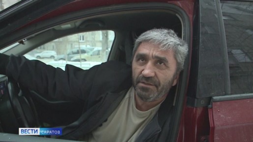 Сугробы во дворах и огромные сосульки на крышах