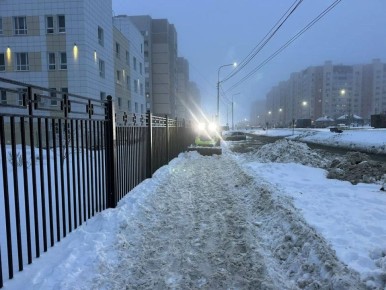 Около 400 единиц техники коммунальных предприятий, дорожных служб и управляющих компаний устраняют сейчас последствия непогоды