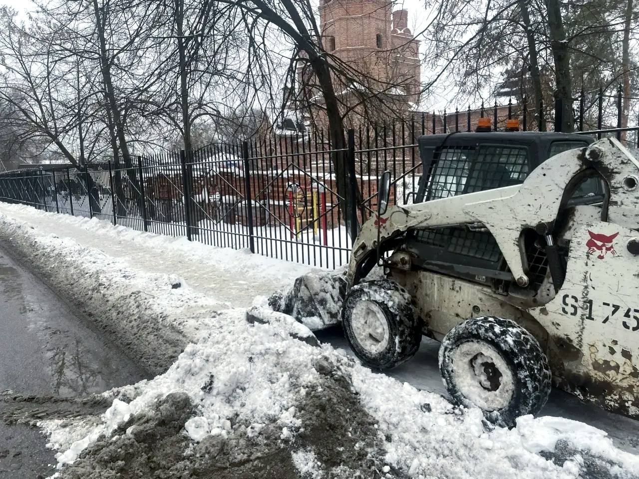 Без перерыва и выходных: ликвидация последствий снегопада ведется круглосуточно