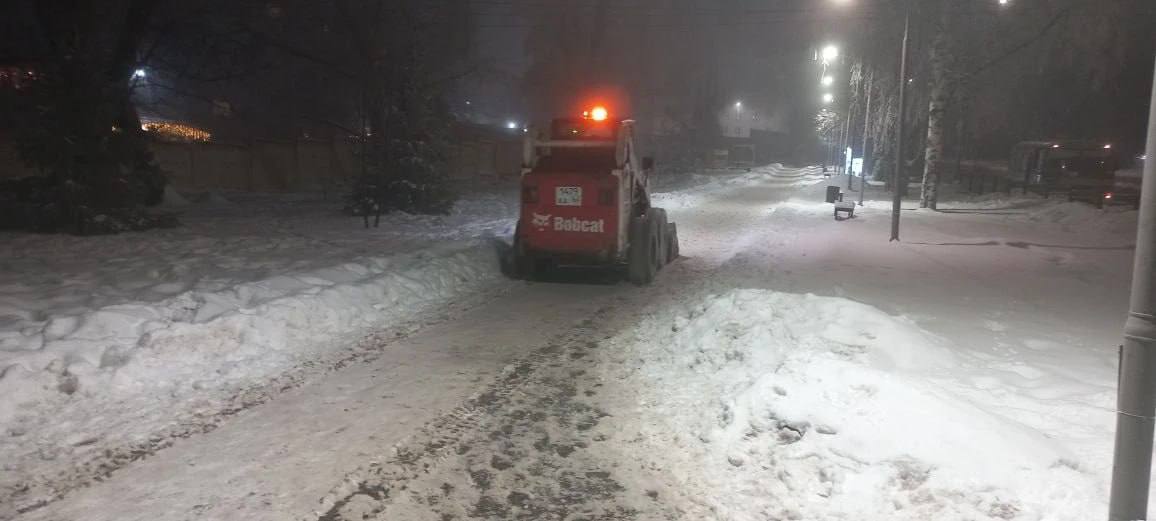 В течение ночи городские коммунальные службы вели уборку снега и наледи на улично-дорожной сети