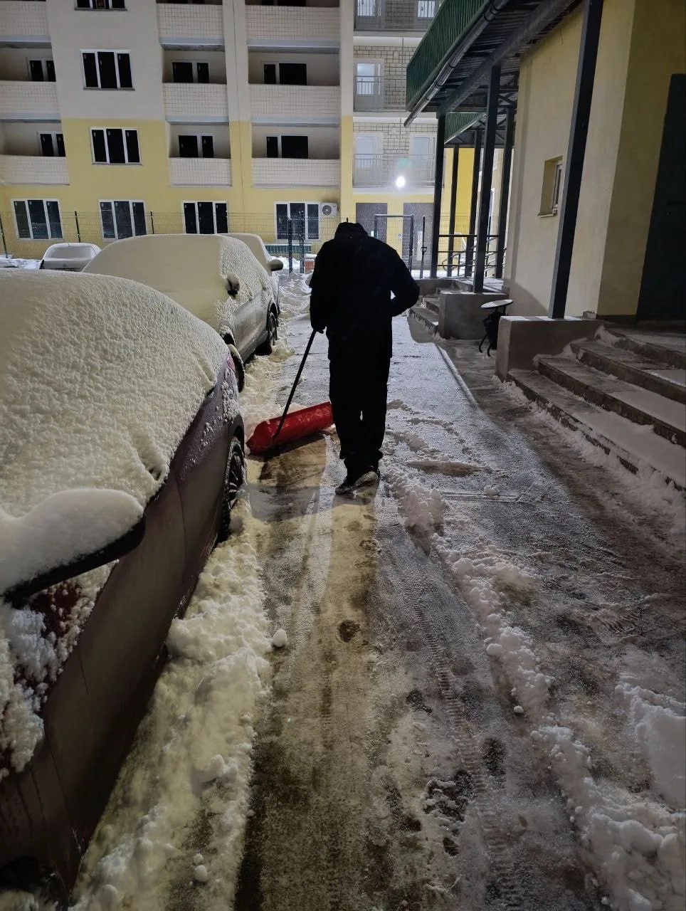 Сегодня все коммунальные службы города работают в усиленном режиме из-за снегопада Сегодня все коммунальные службы города работают в усиленном режиме из-за снегопада