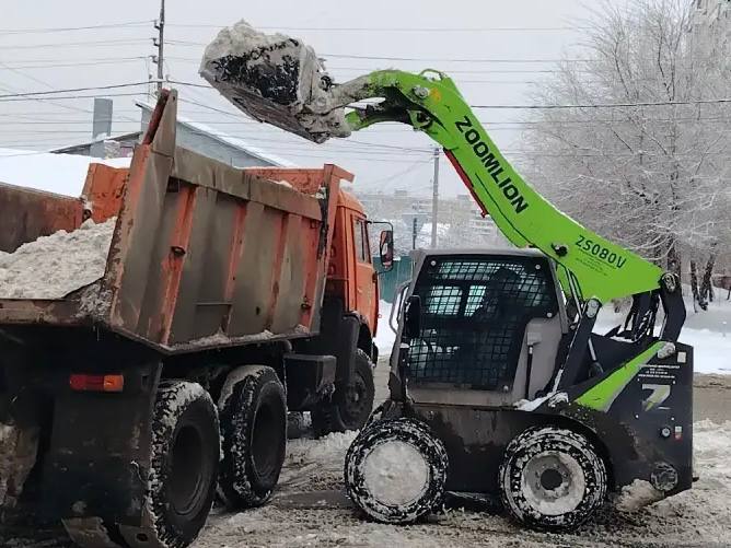 Городские службы в усиленном режиме продолжают устранять последствия снегопада Городские службы в усиленном режиме продолжают устранять последствия снегопада