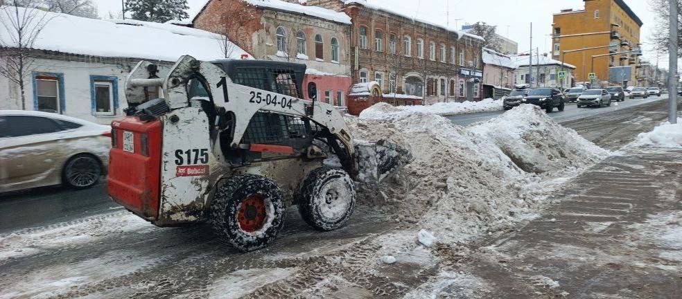 Городские службы в усиленном режиме продолжают устранять последствия снегопада Городские службы в усиленном режиме продолжают устранять последствия снегопада