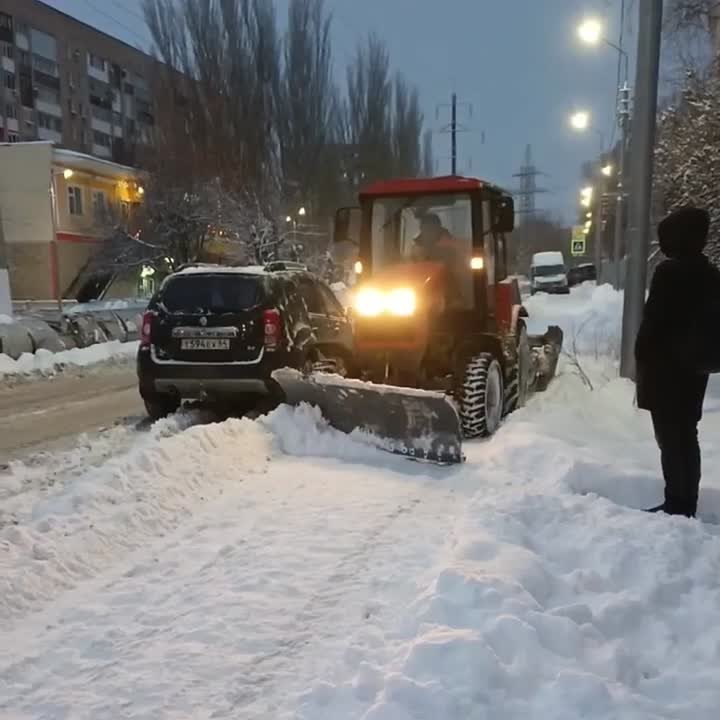 Коммунальные службы продолжают уборку снега и наледи