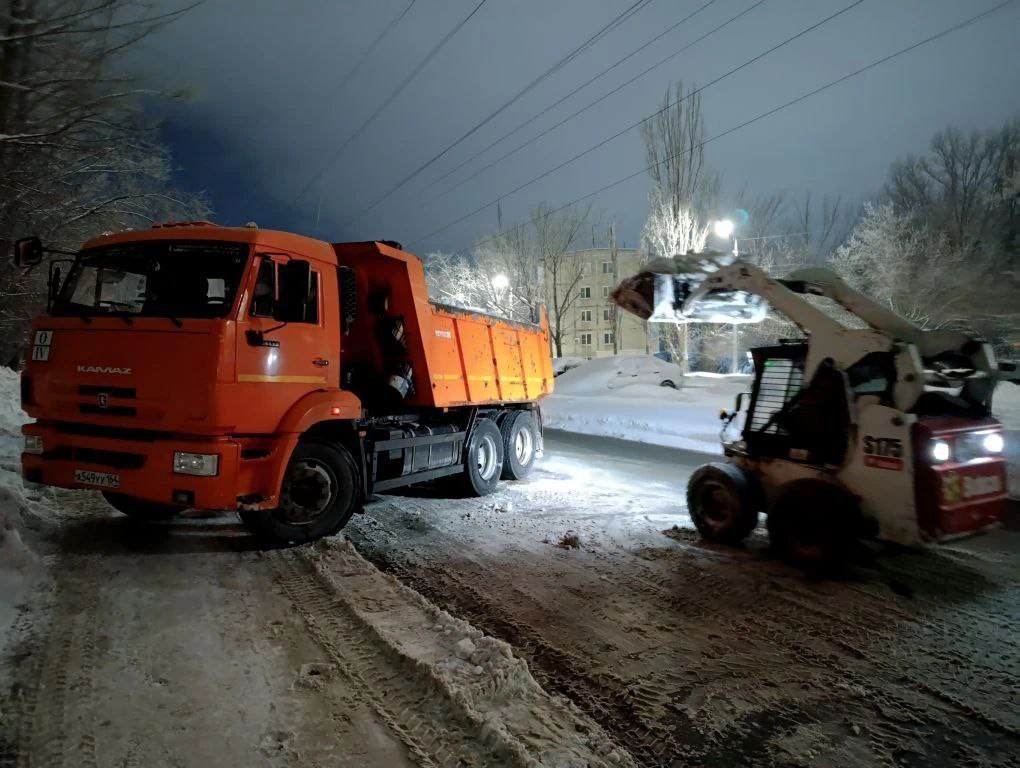 Коммунальные службы продолжают устранять последствия снегопада
