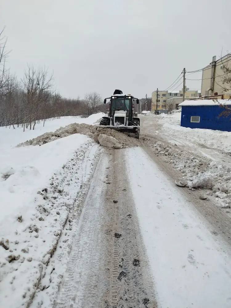 Коммунальные службы продолжают уборку снега и наледи Коммунальные службы продолжают уборку снега и наледи