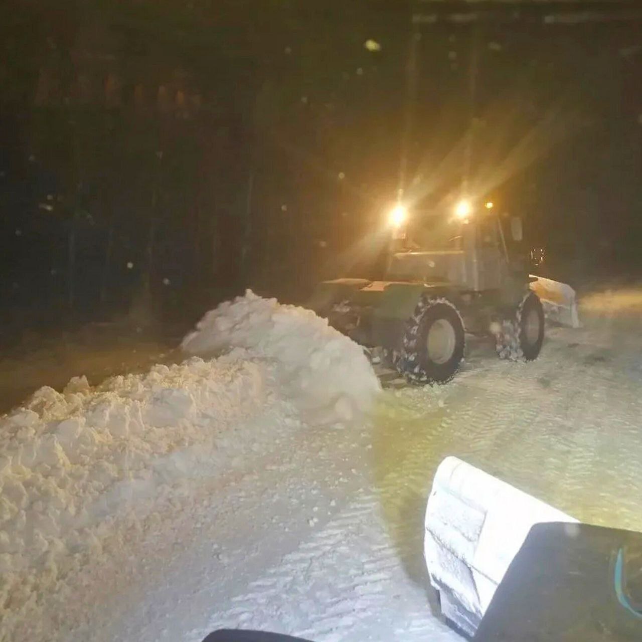 При необходимости областные дорожники готовы задействовать порядка 900 единиц спецтехники на уборку дорог регионального значения При необходимости областные дорожники готовы задействовать порядка 900 единиц спецтехники на уборку дорог регионального значения