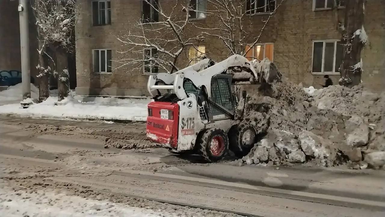 Коммунальные службы продолжают уборку снега и наледи Коммунальные службы продолжают уборку снега и наледи