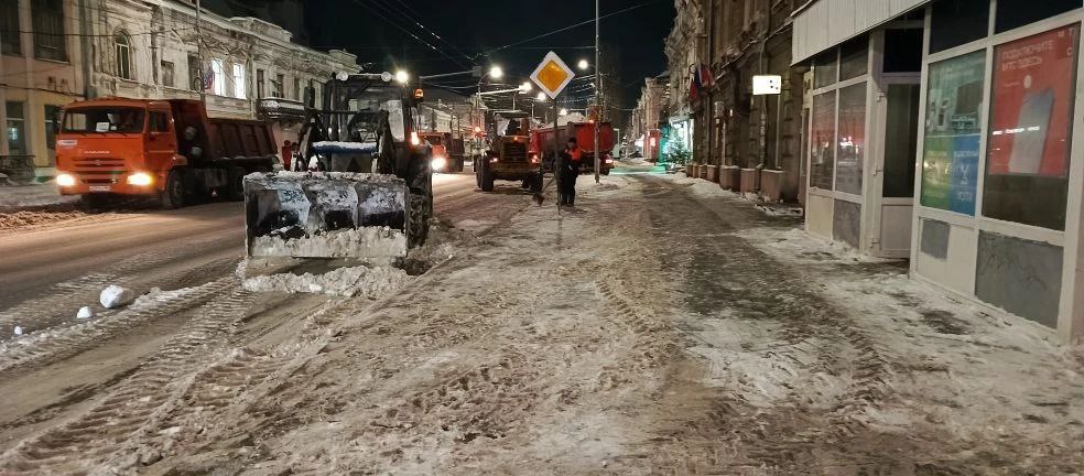 В течение ночи коммунальные службы города устраняли последствия снегопада В течение ночи коммунальные службы города устраняли последствия снегопада