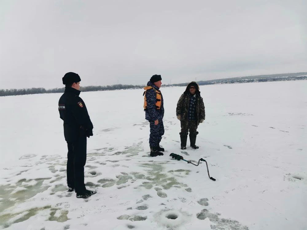 В Балаково прошел очередной рейд по безопасности на водных объектах В Балаково прошел очередной рейд по безопасности на водных объектах