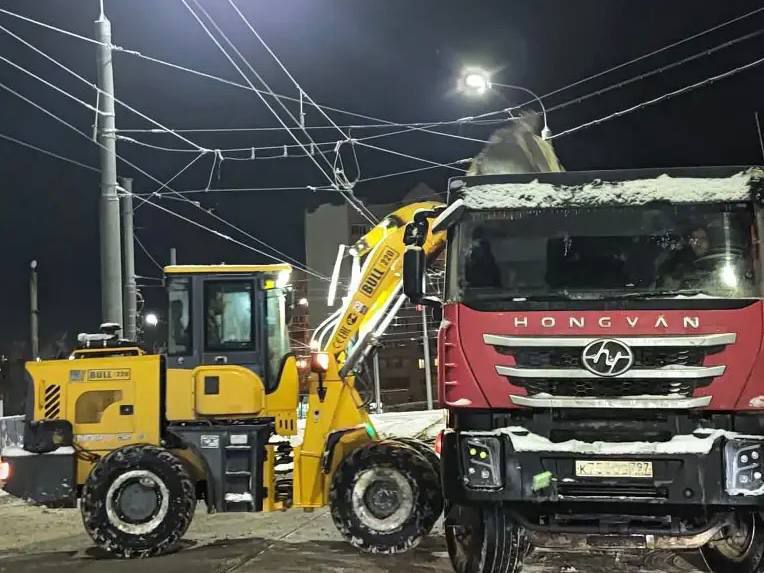 В течение ночи коммунальные службы города устраняли последствия снегопада В течение ночи коммунальные службы города устраняли последствия снегопада