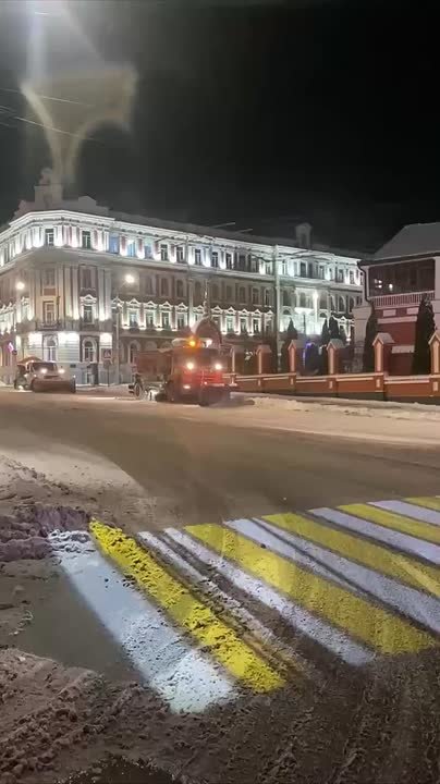 В течение ночи коммунальные службы города устраняли последствия снегопада