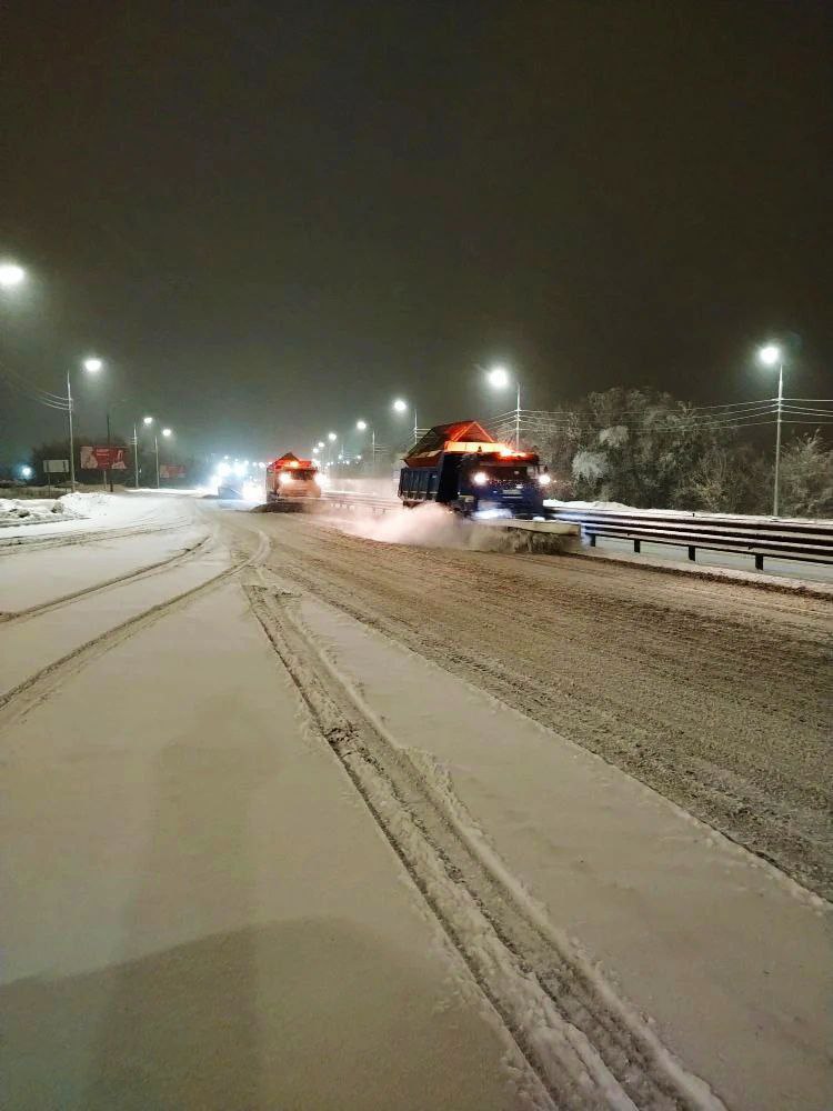 Региональные дороги Саратовской области обработали 1122 тоннами песко-соляной смеси Региональные дороги Саратовской области обработали 1122 тоннами песко-соляной смеси