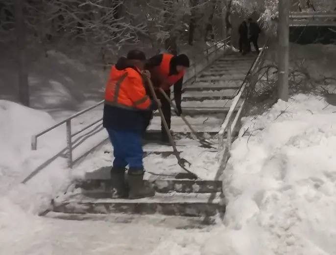 В течение ночи коммунальные службы города устраняли последствия снегопада В течение ночи коммунальные службы города устраняли последствия снегопада