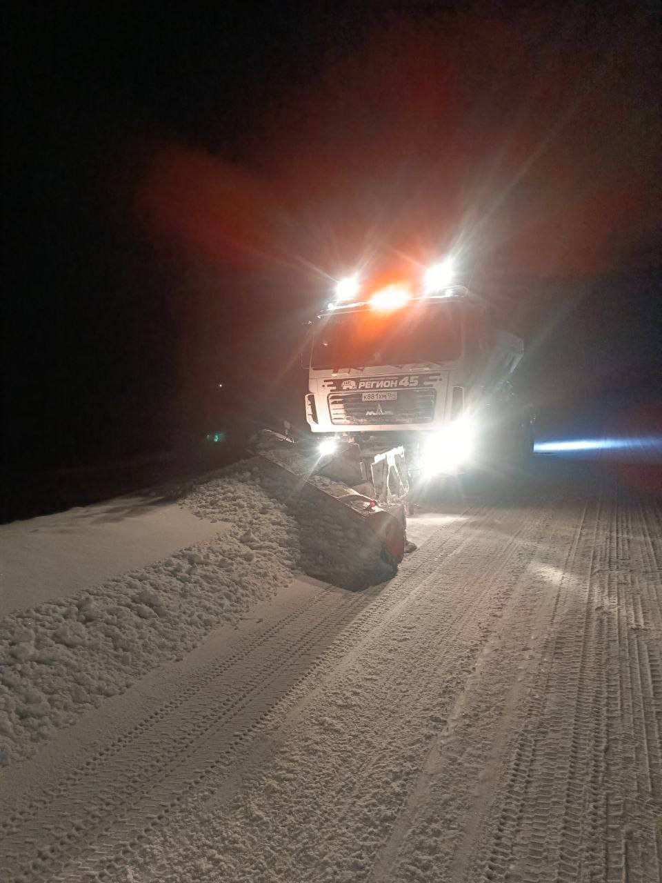 Региональные дороги Саратовской области обработали 1122 тоннами песко-соляной смеси Региональные дороги Саратовской области обработали 1122 тоннами песко-соляной смеси