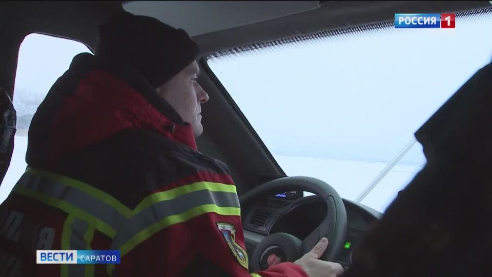 Лед еще тонкий, несмотря на это, рыбаки закидывают удочки в надежде поймать кого-нибудь покрупнее