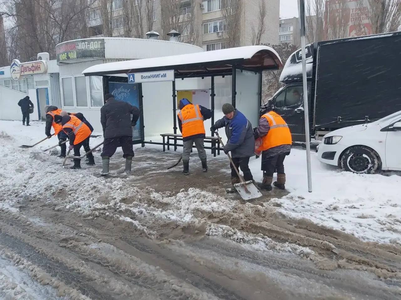 Дворники продолжают вручную очищать остановочные площадки, пешеходные переходы и лестничные марши Дворники продолжают вручную очищать остановочные площадки, пешеходные переходы и лестничные марши