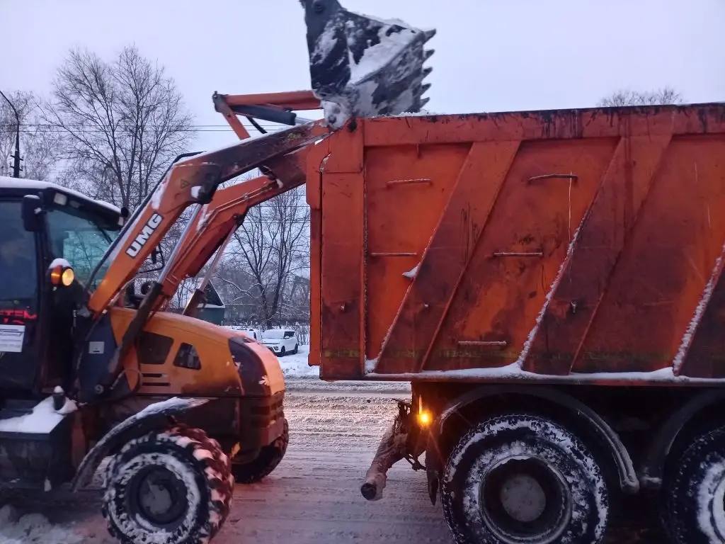 Сегодня в вывозе снега задействовано семь звеньев, работы на просп Сегодня в вывозе снега задействовано семь звеньев, работы на просп
