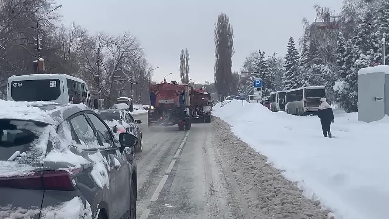 В течение дня комбинированные дорожные машины непрерывно повторяют цикл по сметанию и сгерабанию снежных масс, в также обработке дорог противогололедными материалами