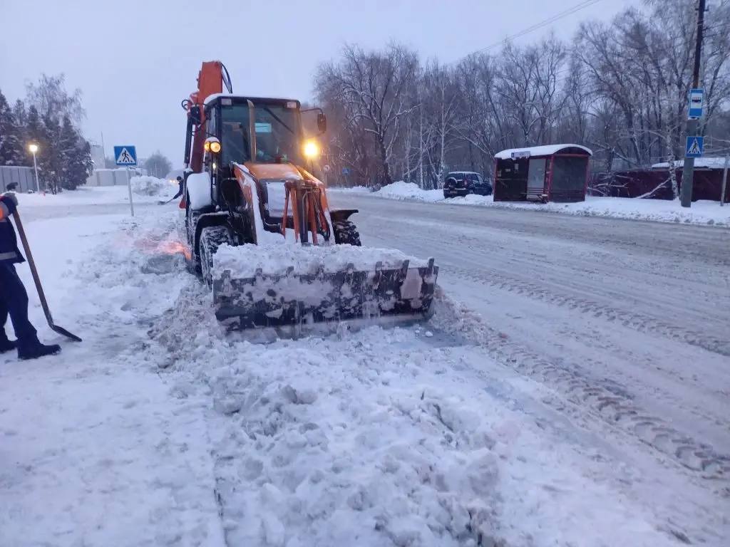 Сегодня в вывозе снега задействовано семь звеньев, работы на просп Сегодня в вывозе снега задействовано семь звеньев, работы на просп