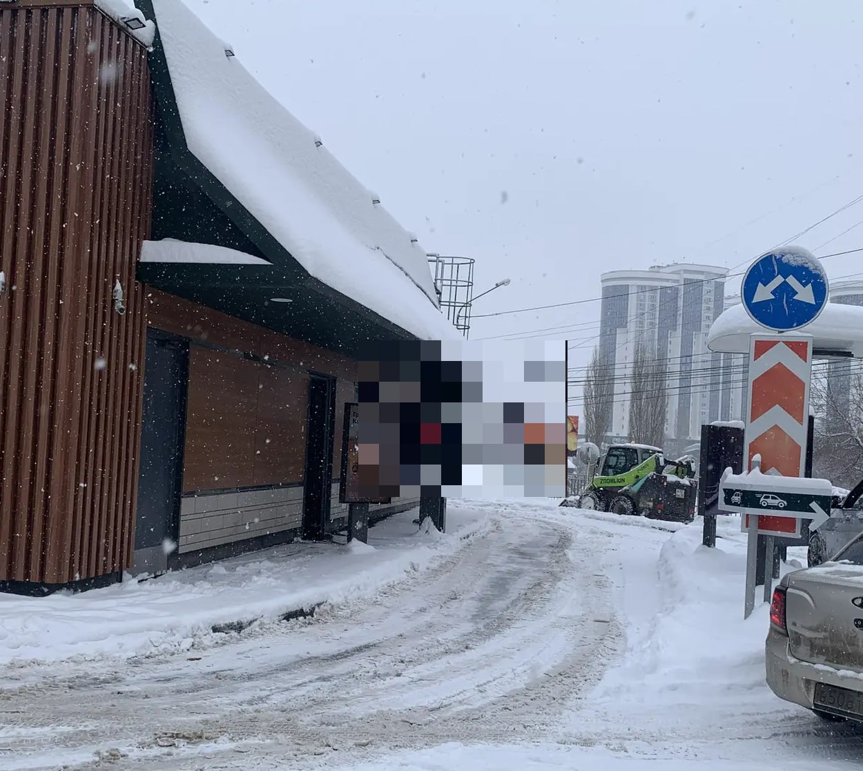 Правообладатели торговых центров, рынков, сетевых магазинов, нестационарных торговых объектов принимают меры по очистке прилегающих территорий от снега Правообладатели торговых центров, рынков, сетевых магазинов, нестационарных торговых объектов принимают меры по очистке прилегающих территорий от снега