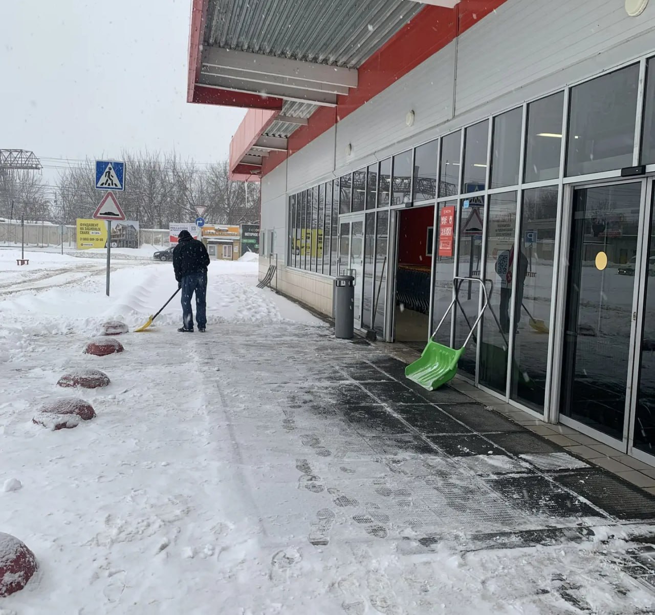 Правообладатели торговых центров, рынков, сетевых магазинов, нестационарных торговых объектов принимают меры по очистке прилегающих территорий от снега Правообладатели торговых центров, рынков, сетевых магазинов, нестационарных торговых объектов принимают меры по очистке прилегающих территорий от снега