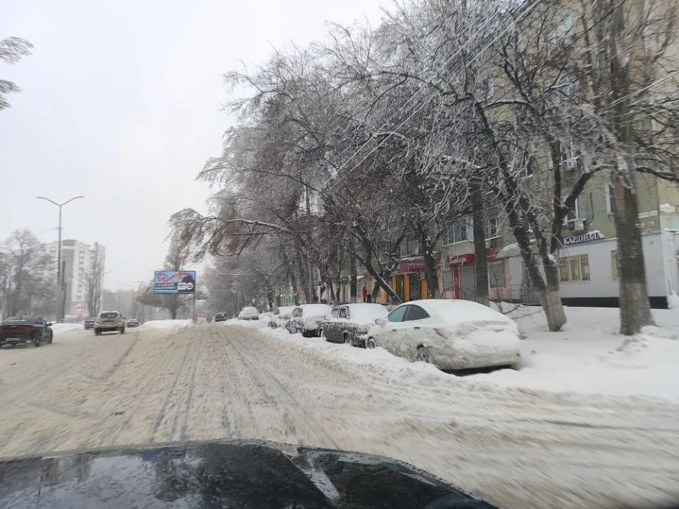 Горожан просят не оставлять машины на проезжей части