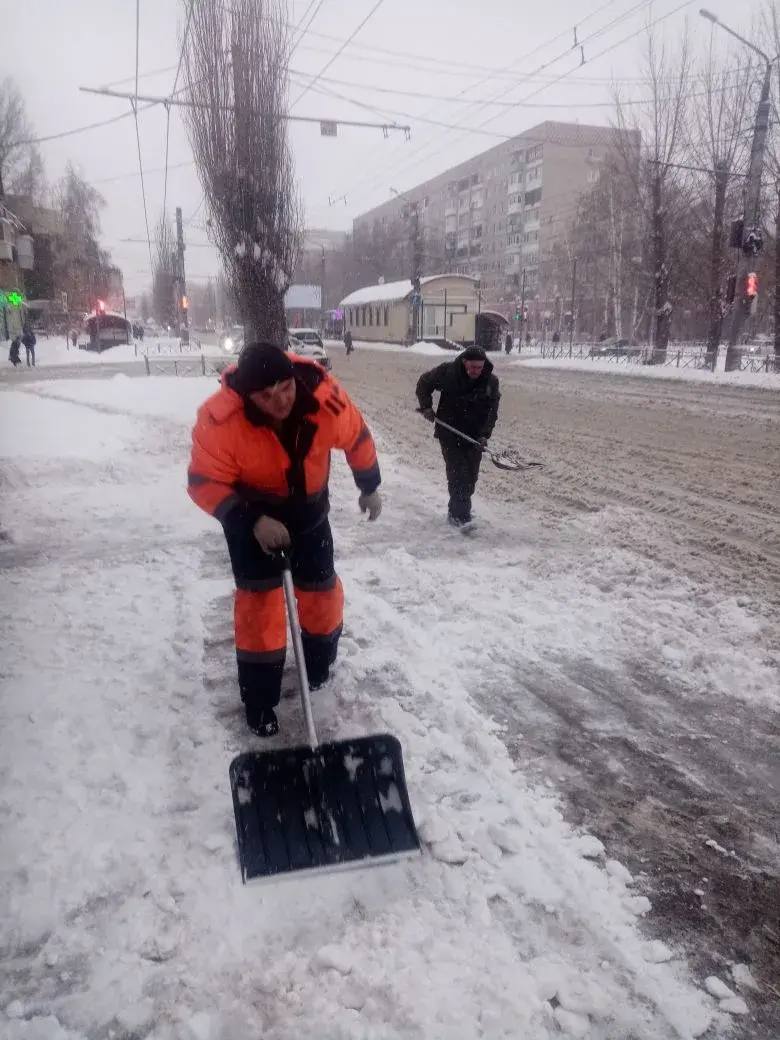 Дворники продолжают вручную очищать остановочные площадки, пешеходные переходы и лестничные марши Дворники продолжают вручную очищать остановочные площадки, пешеходные переходы и лестничные марши