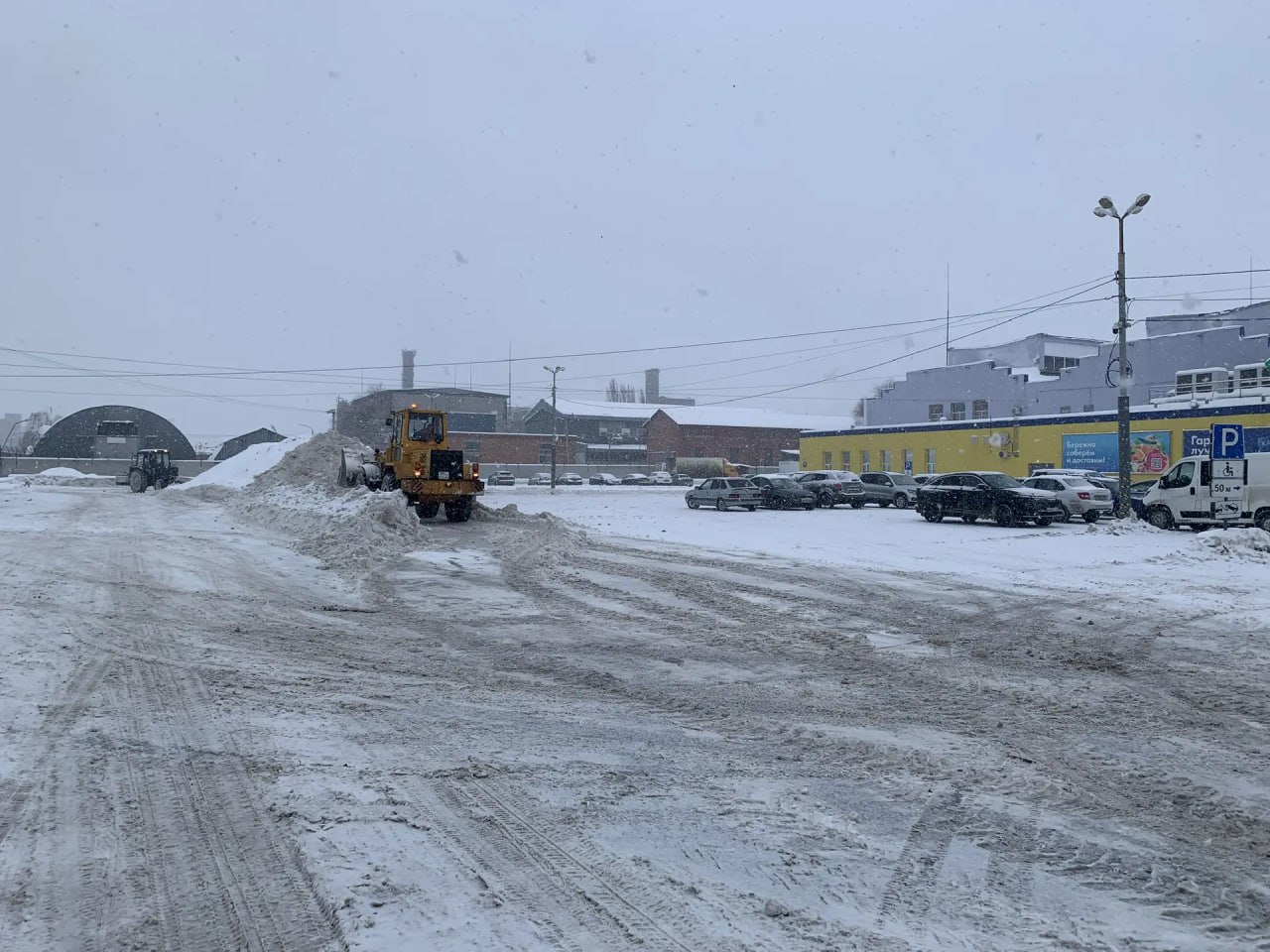 Правообладатели торговых центров, рынков, сетевых магазинов, нестационарных торговых объектов принимают меры по очистке прилегающих территорий от снега