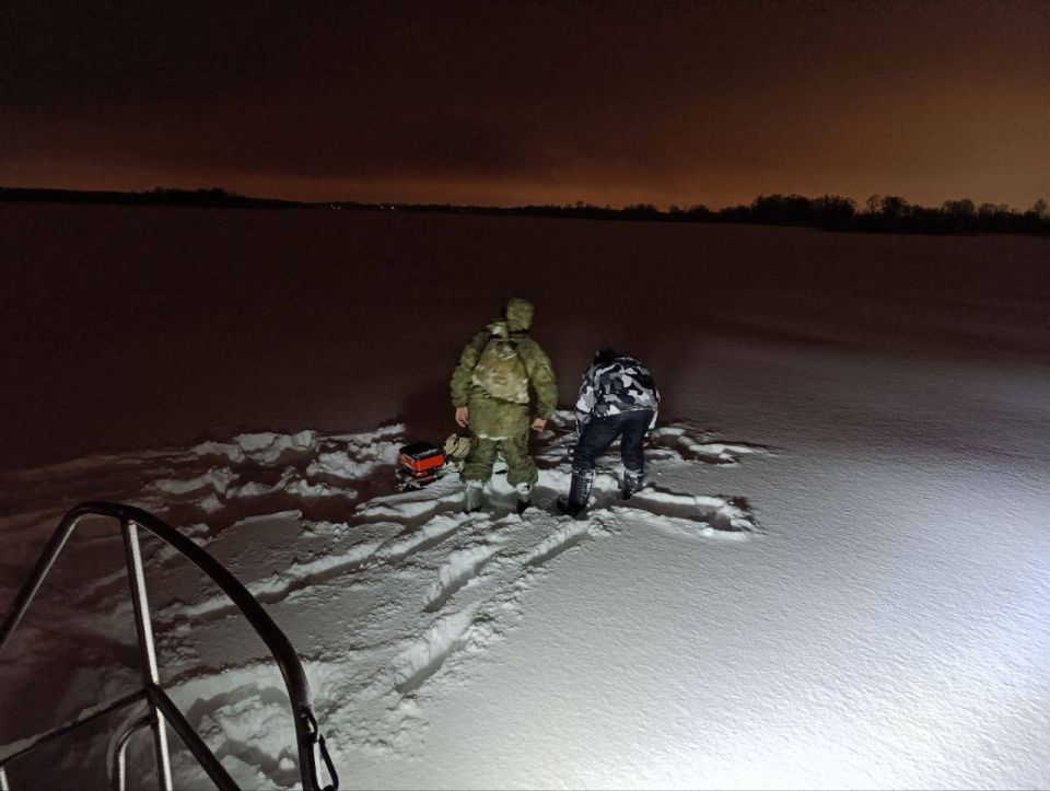 В Энгельсе двое мужчин на мотособаке попали в ледяную ловушку