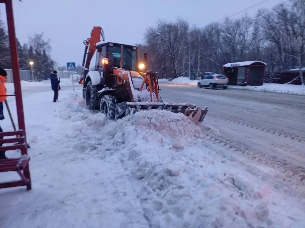 Сегодня в вывозе снега задействовано семь звеньев, работы на просп