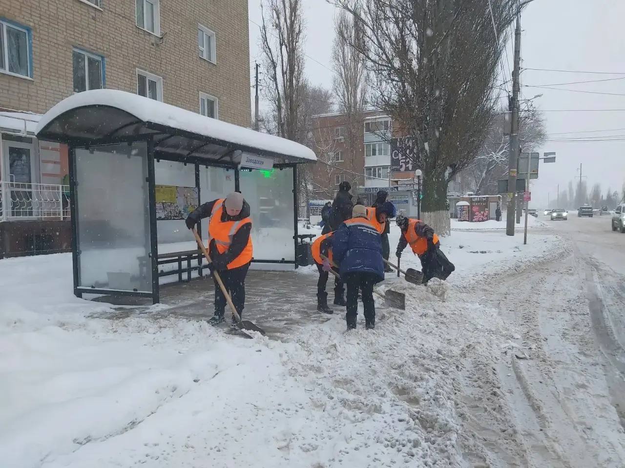 Дворники продолжают вручную очищать остановочные площадки, пешеходные переходы и лестничные марши Дворники продолжают вручную очищать остановочные площадки, пешеходные переходы и лестничные марши