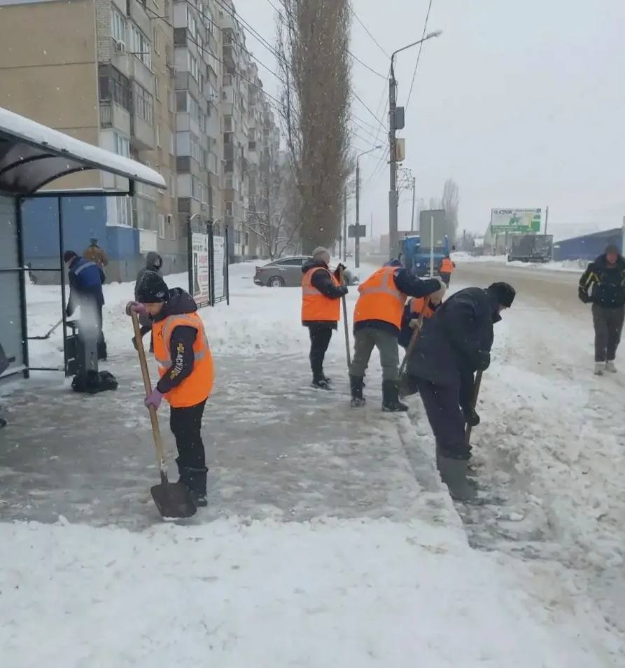 Дворники продолжают вручную очищать остановочные площадки, пешеходные переходы и лестничные марши Дворники продолжают вручную очищать остановочные площадки, пешеходные переходы и лестничные марши
