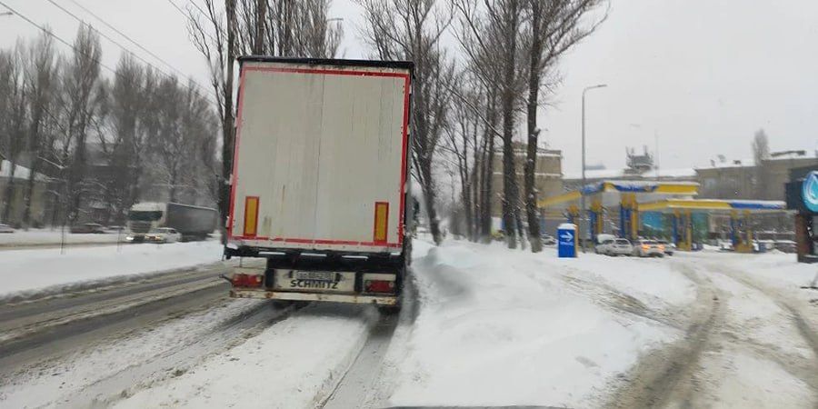 В Саратове оставленные на дорогах автомобили затрудняют уборку снега