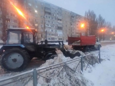 Сегодня в вывозе снега задействовано семь звеньев, работы по ул. Гагарина уже ведутся