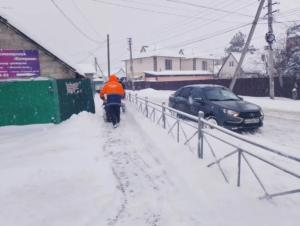 Дворники продолжают вручную очищать остановочные площадки, пешеходные переходы и лестничные марши Дворники продолжают вручную очищать остановочные площадки, пешеходные переходы и лестничные марши