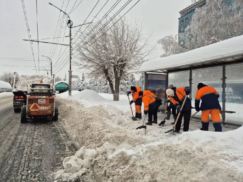 Продолжаются мероприятия по уборке города от снега и наледи Продолжаются мероприятия по уборке города от снега и наледи