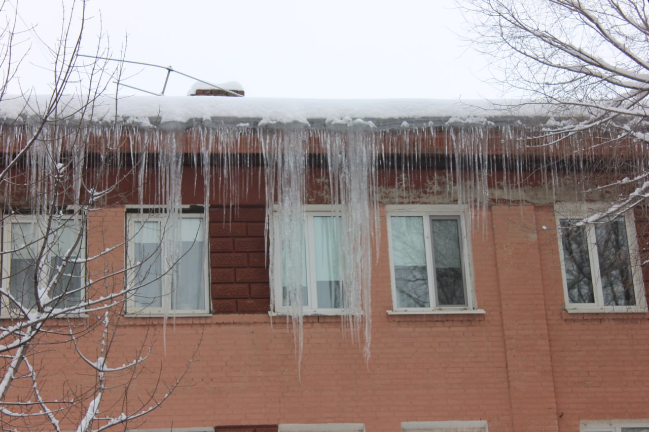 В заваленном снегом Саратове прохожие рискуют получить сосульками по голове