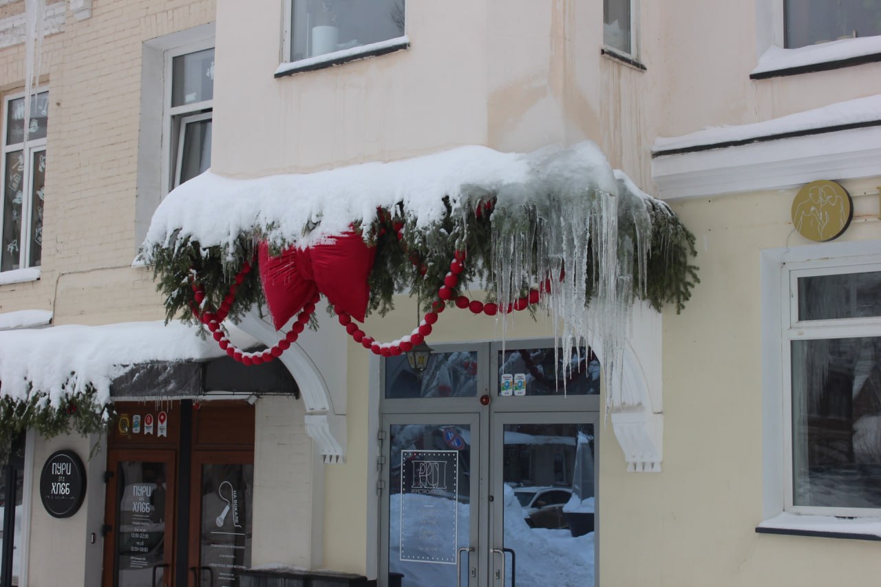 В заваленном снегом Саратове прохожие рискуют получить сосульками по голове В заваленном снегом Саратове прохожие рискуют получить сосульками по голове