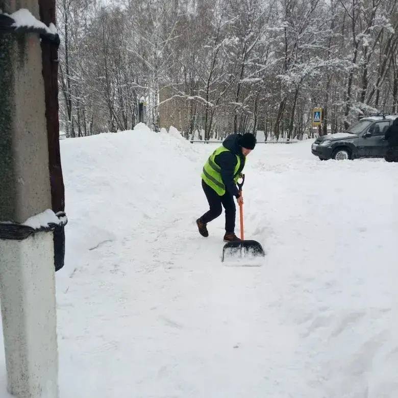 Продолжаются мероприятия по уборке города от снега и наледи Продолжаются мероприятия по уборке города от снега и наледи