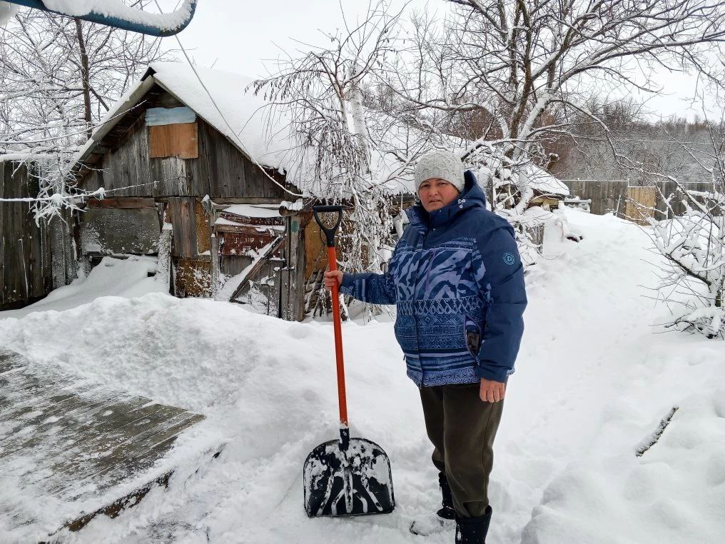 Социальные работники помогают старшему поколению расчищать дворы от снега Социальные работники помогают старшему поколению расчищать дворы от снега