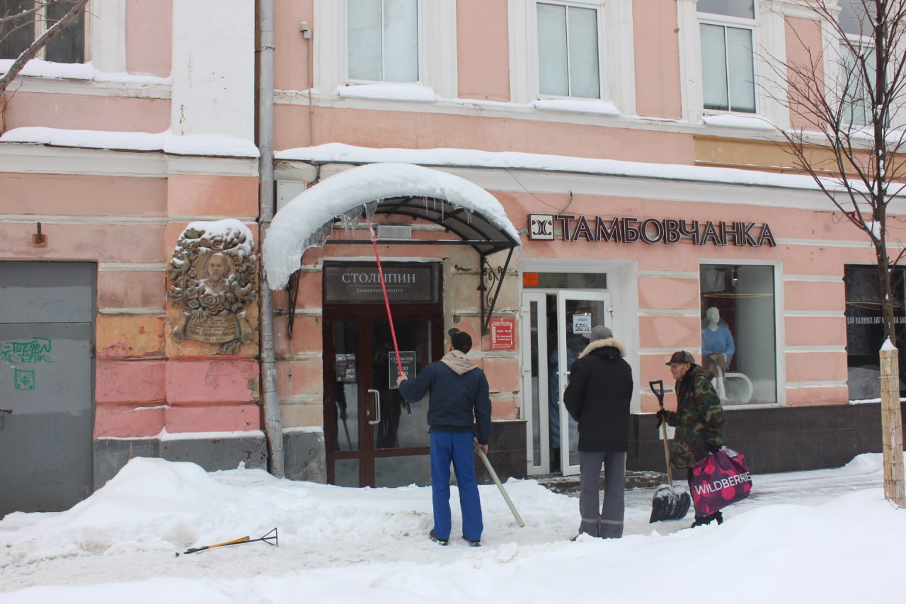 В заваленном снегом Саратове прохожие рискуют получить сосульками по голове В заваленном снегом Саратове прохожие рискуют получить сосульками по голове