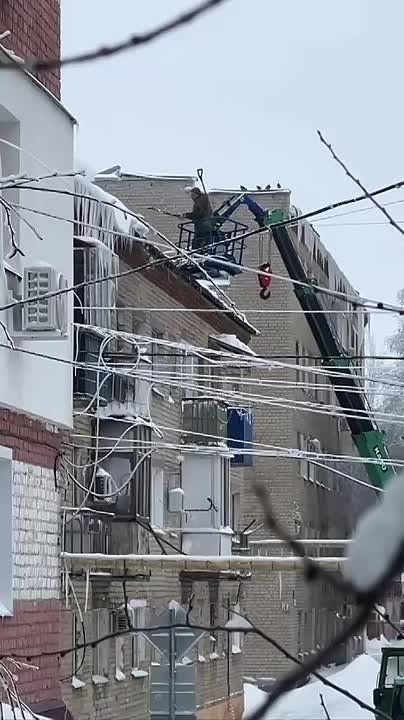 Снег, сосульки, гололед: погода устроила саратовцам "тест на прочность"