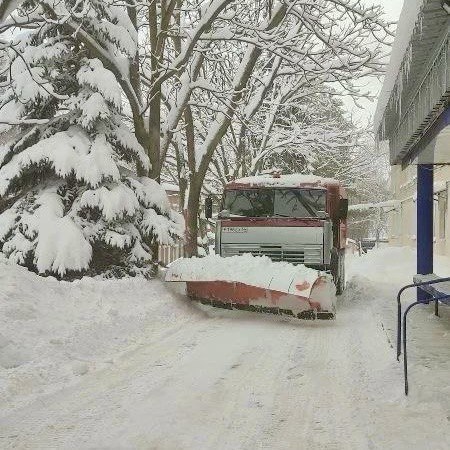 С раннего утра возобновлены работы по расчистке прилегающих территорий лечебных учреждений от снега