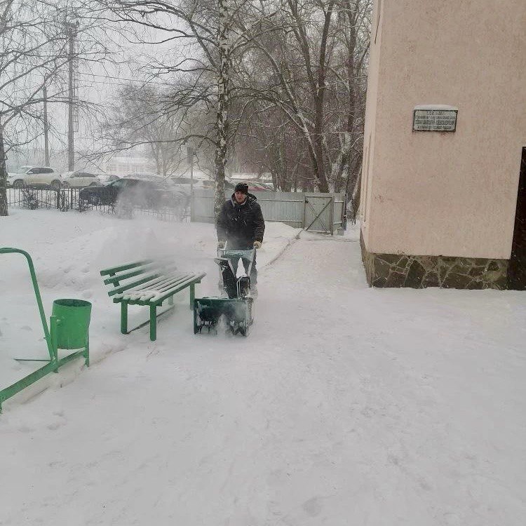 С раннего утра возобновлены работы по расчистке прилегающих территорий лечебных учреждений от снега С раннего утра возобновлены работы по расчистке прилегающих территорий лечебных учреждений от снега