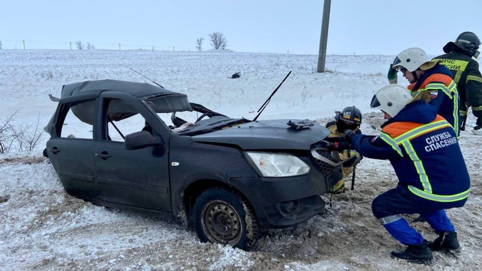 Под Пугачевом легковушку разорвало на части после ДТП с фурой