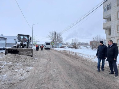 По поручению главы Энгельсского района Максима Леонова заместитель главы администрации по строительству, ЖКХ, ТЭК, транспорту и связи Сергей Кривенцов также провел мониторинг работ по уборке снега и наледи на городских...